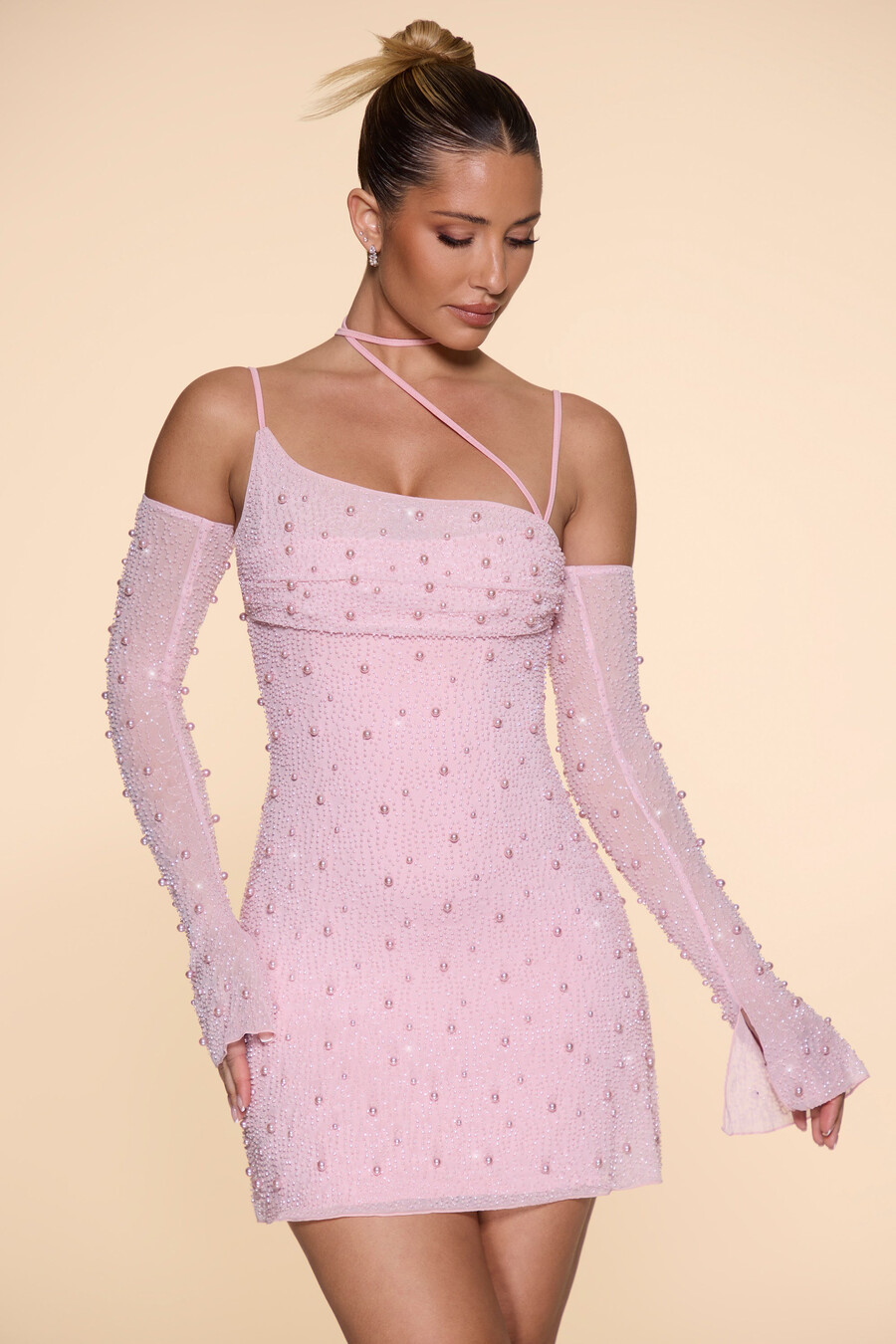 vestido curto assimétrico com corpete bordado na cor rosa claro.