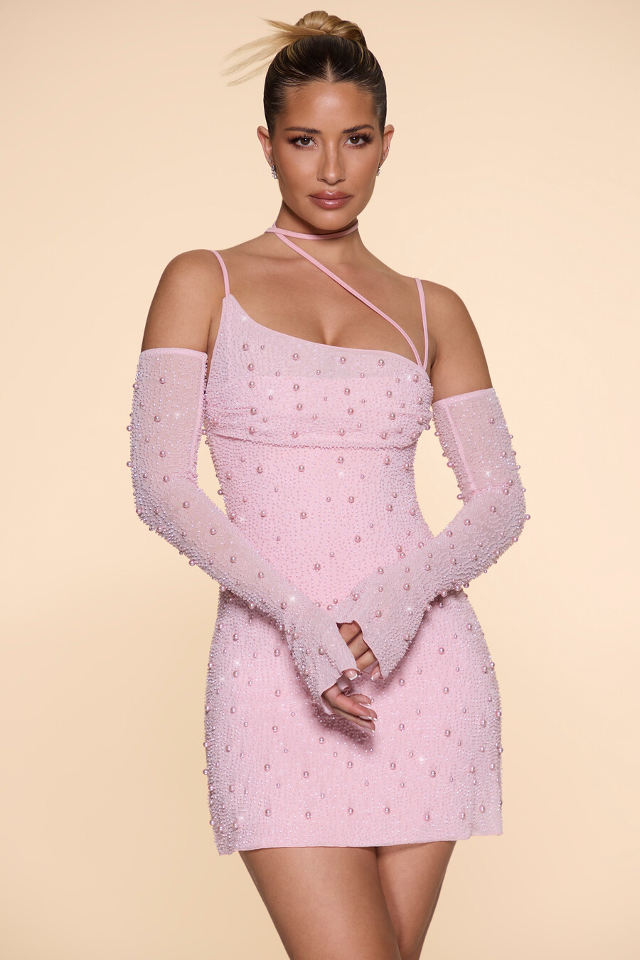 vestido curto assimétrico com corpete bordado na cor rosa claro.
