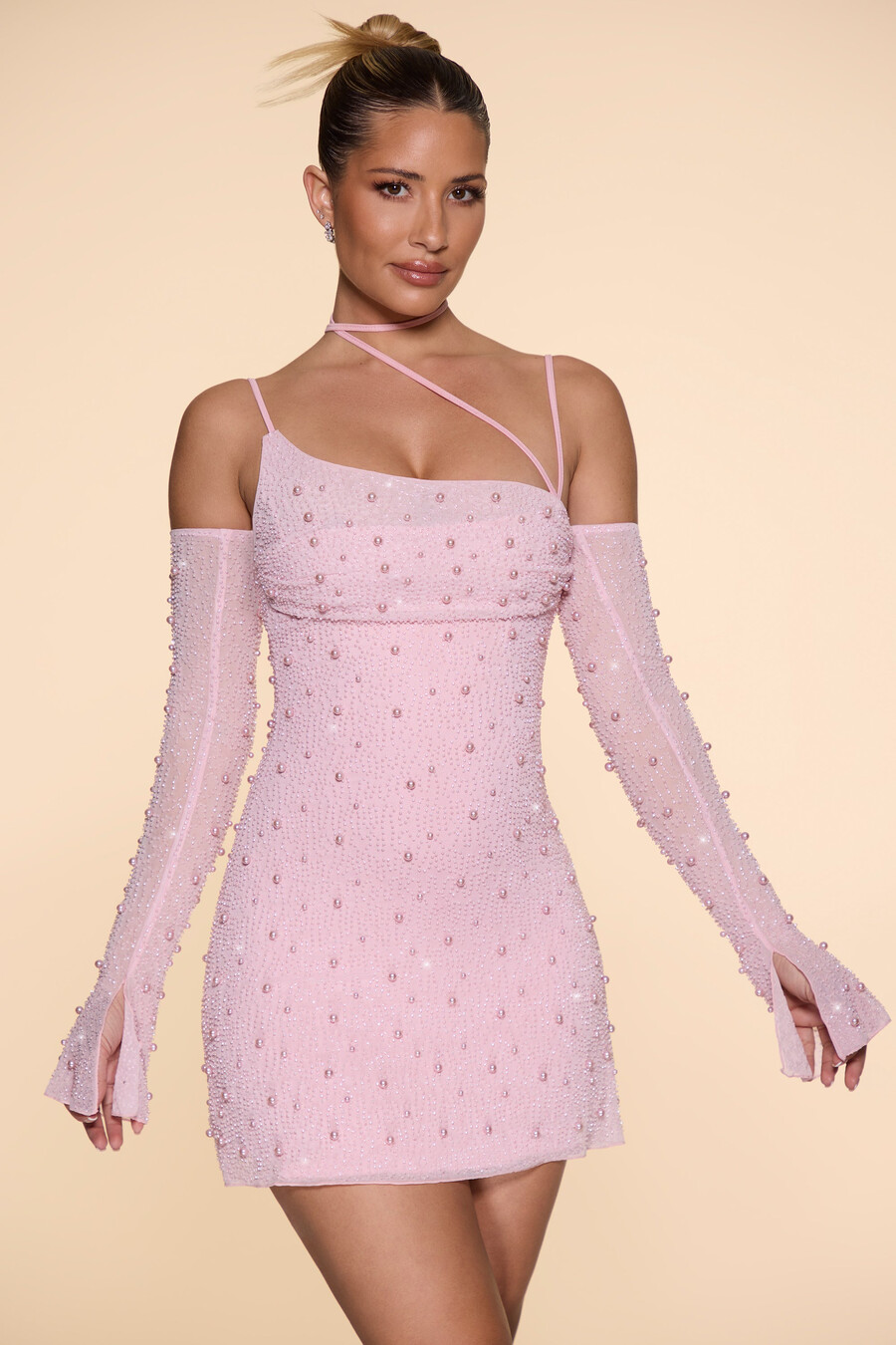 vestido curto assimétrico com corpete bordado na cor rosa claro.