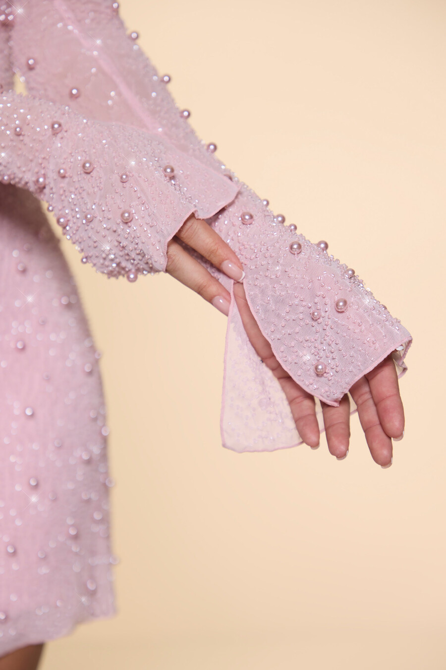 vestido curto assimétrico com corpete bordado na cor rosa claro.