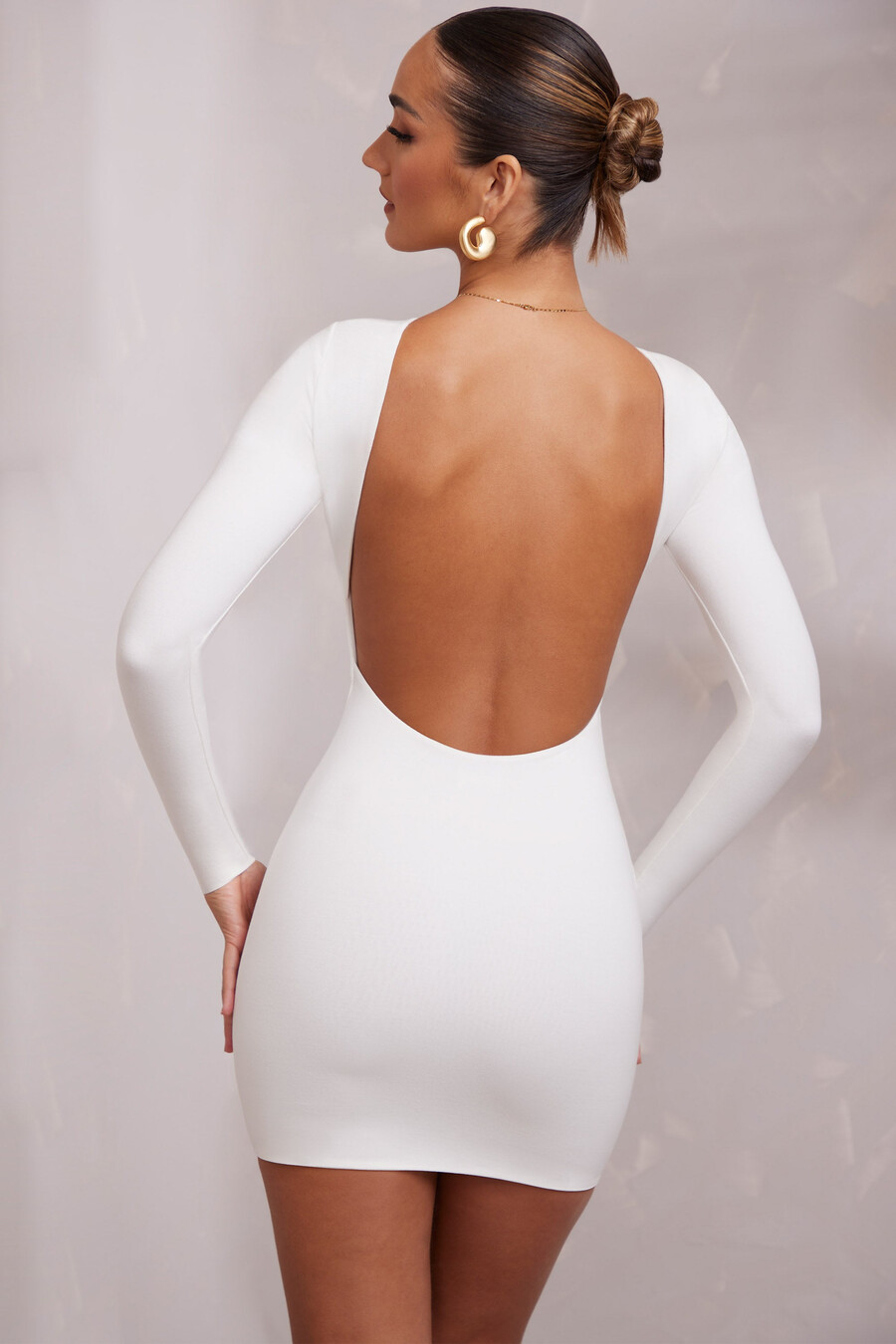 vestido curto branco de manga comprida e costas nuas