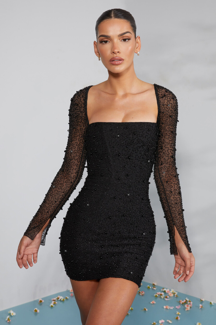 vestido curto preto com espartilho bordado e mangas compridas.