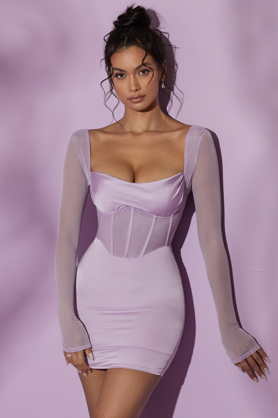 vestido curto lilás com espartilho em tule e mangas compridas.