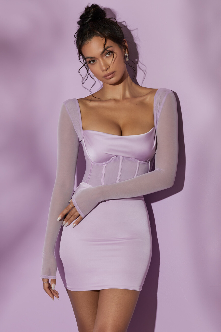 vestido curto lilás com espartilho em tule e mangas compridas.