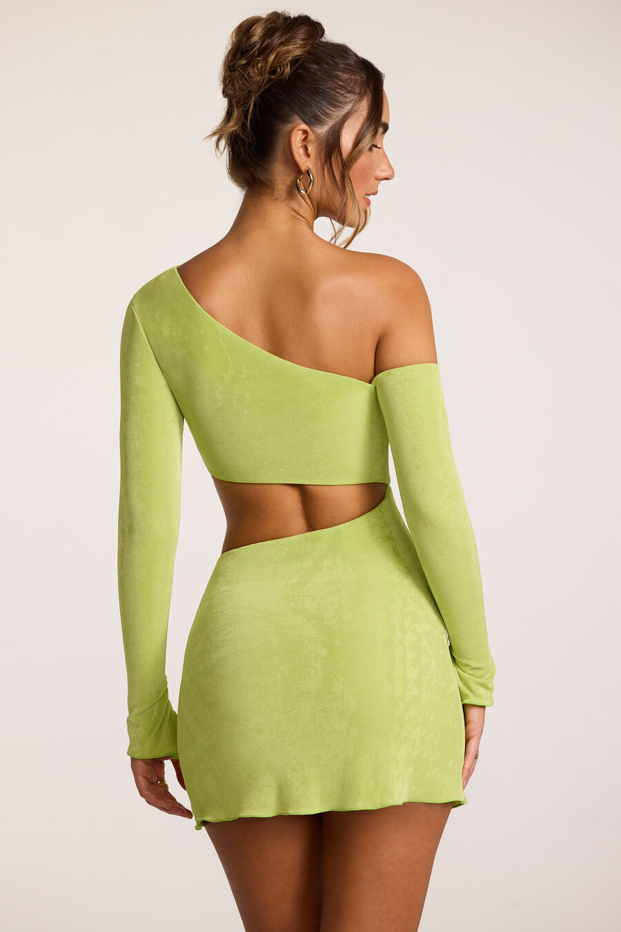 vestido curto assimétrico com recortes em malha texturizada na cor lima.
