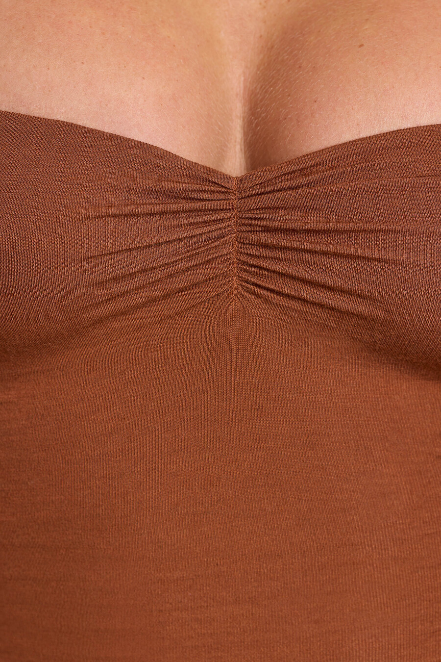 vestido curto de manga comprida com franzido em mistura de modal e cashmere na cor castanho.