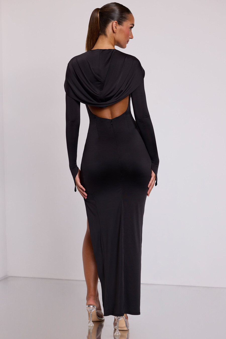 vestido longo com capuz e mangas compridas na cor preta.