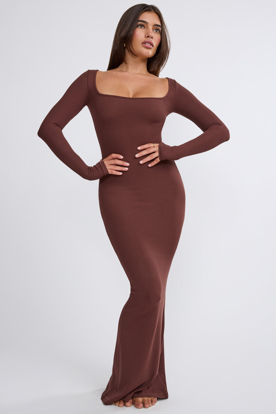 vestido longo canelado de manga comprida em modal na cor chocolate.