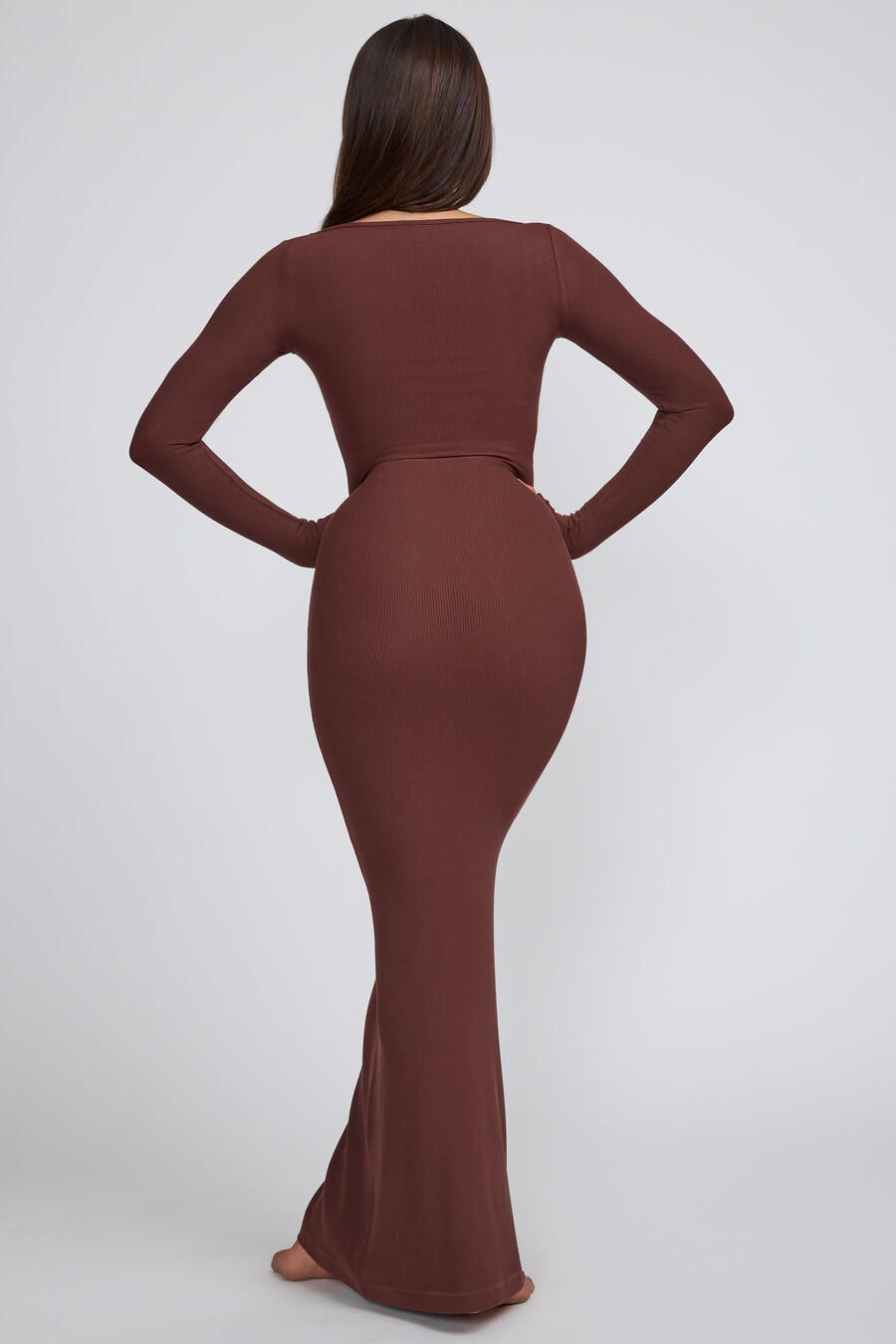 vestido longo canelado de manga comprida em modal na cor chocolate.