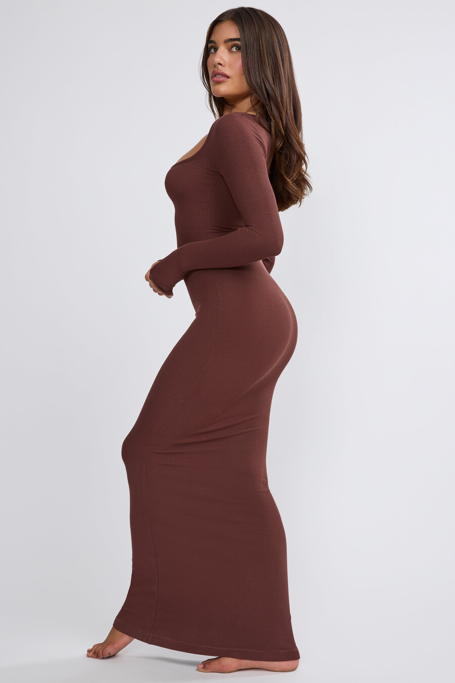 vestido longo canelado de manga comprida em modal na cor chocolate.