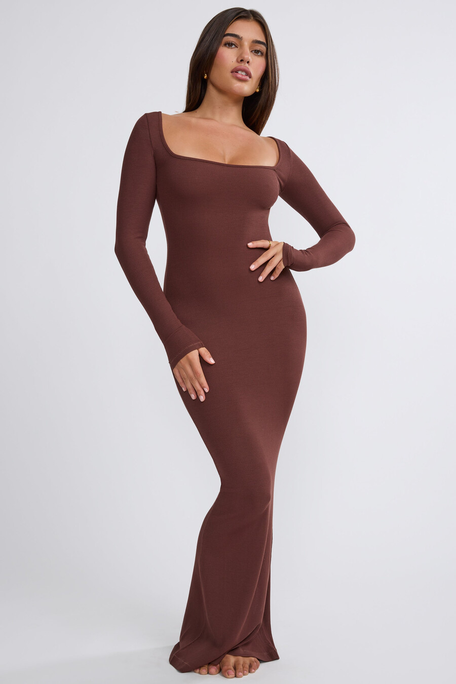 vestido longo canelado de manga comprida em modal na cor chocolate.
