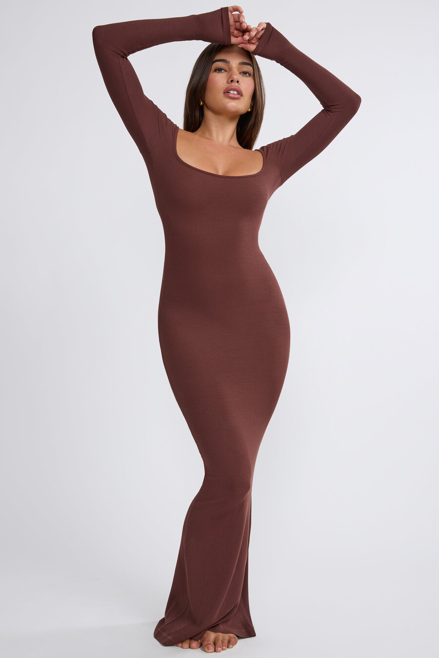 vestido longo canelado de manga comprida em modal na cor chocolate.