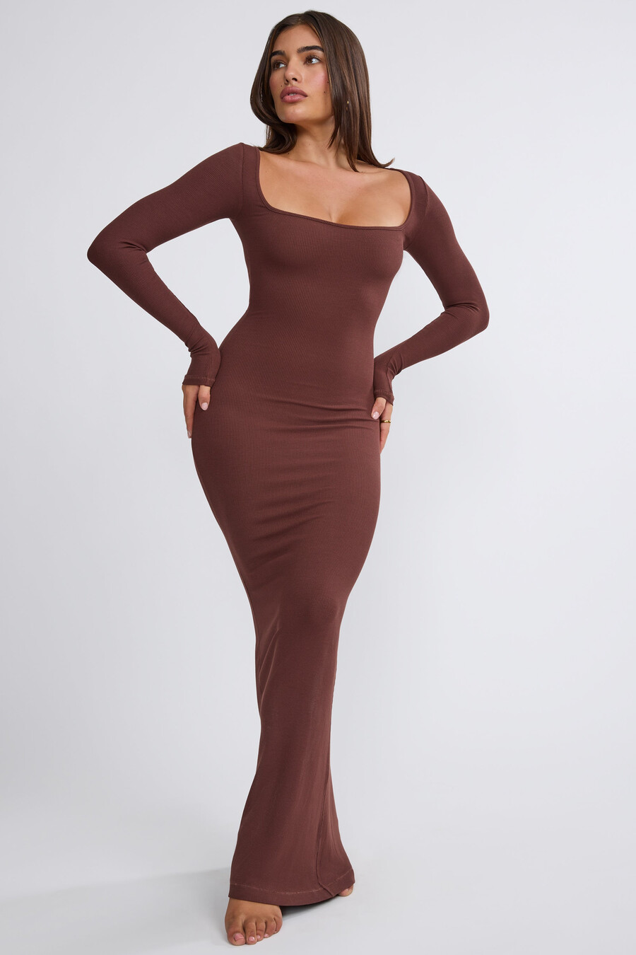vestido longo canelado de manga comprida em modal na cor chocolate.