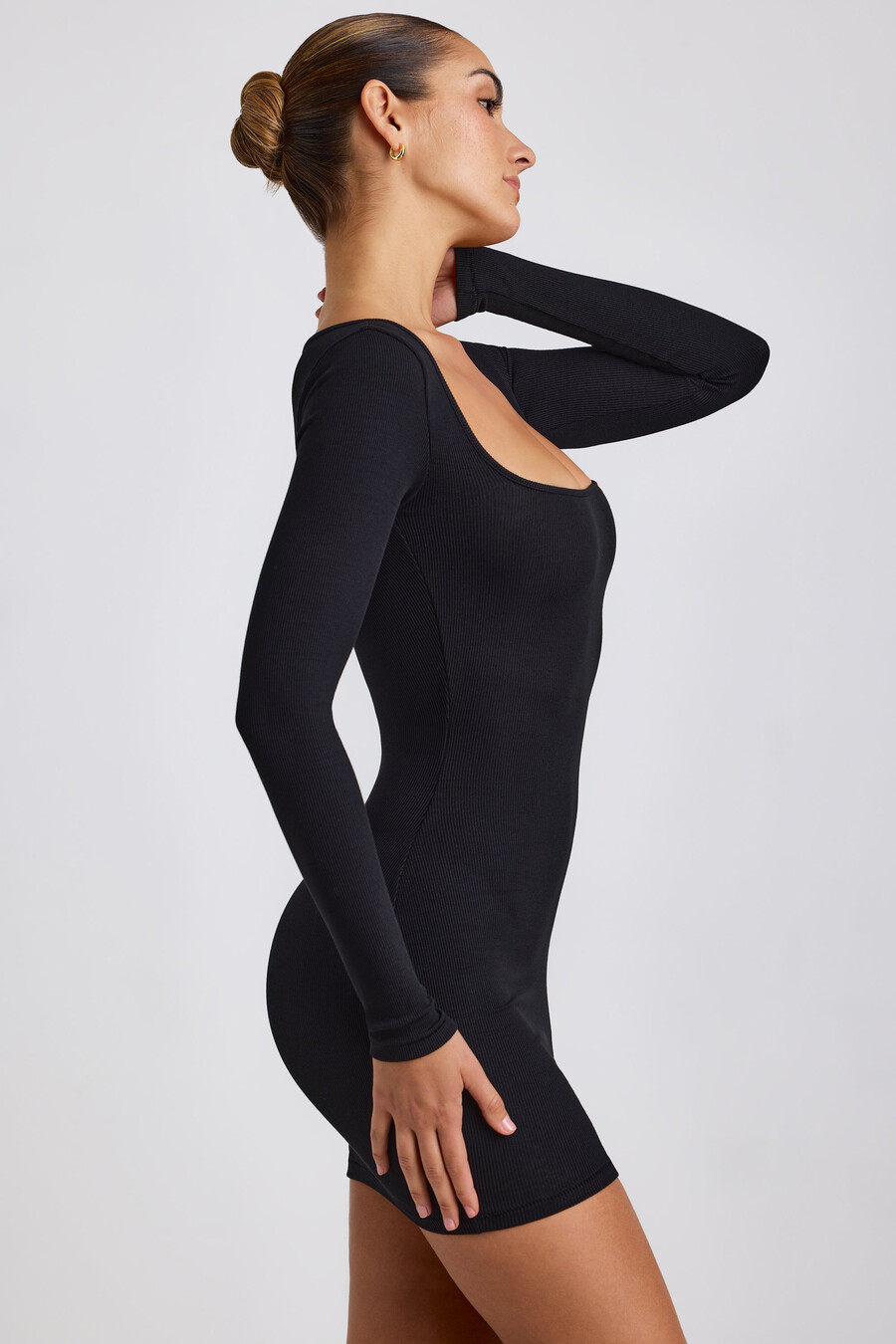vestido curto de manga comprida em modal canelado na cor preta.