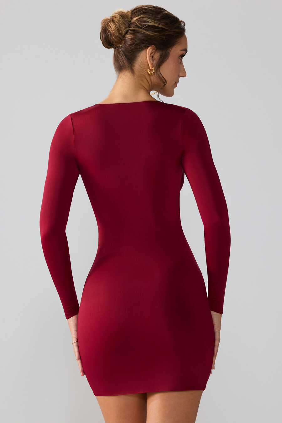 vestido curto de malha esvoaçante com mangas compridas e decote profundo na cor rubi