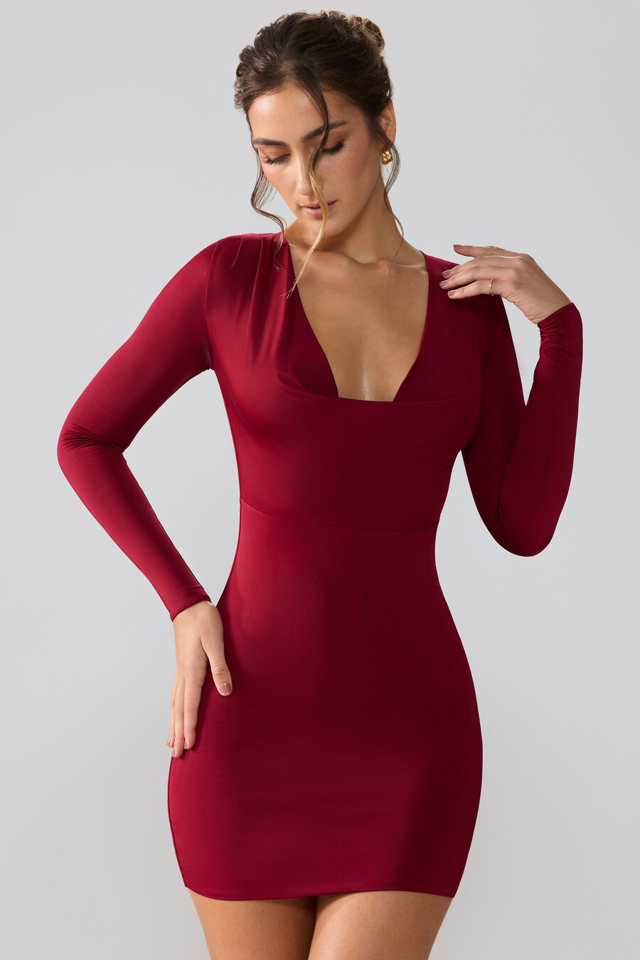 vestido curto de malha esvoaçante com mangas compridas e decote profundo na cor rubi