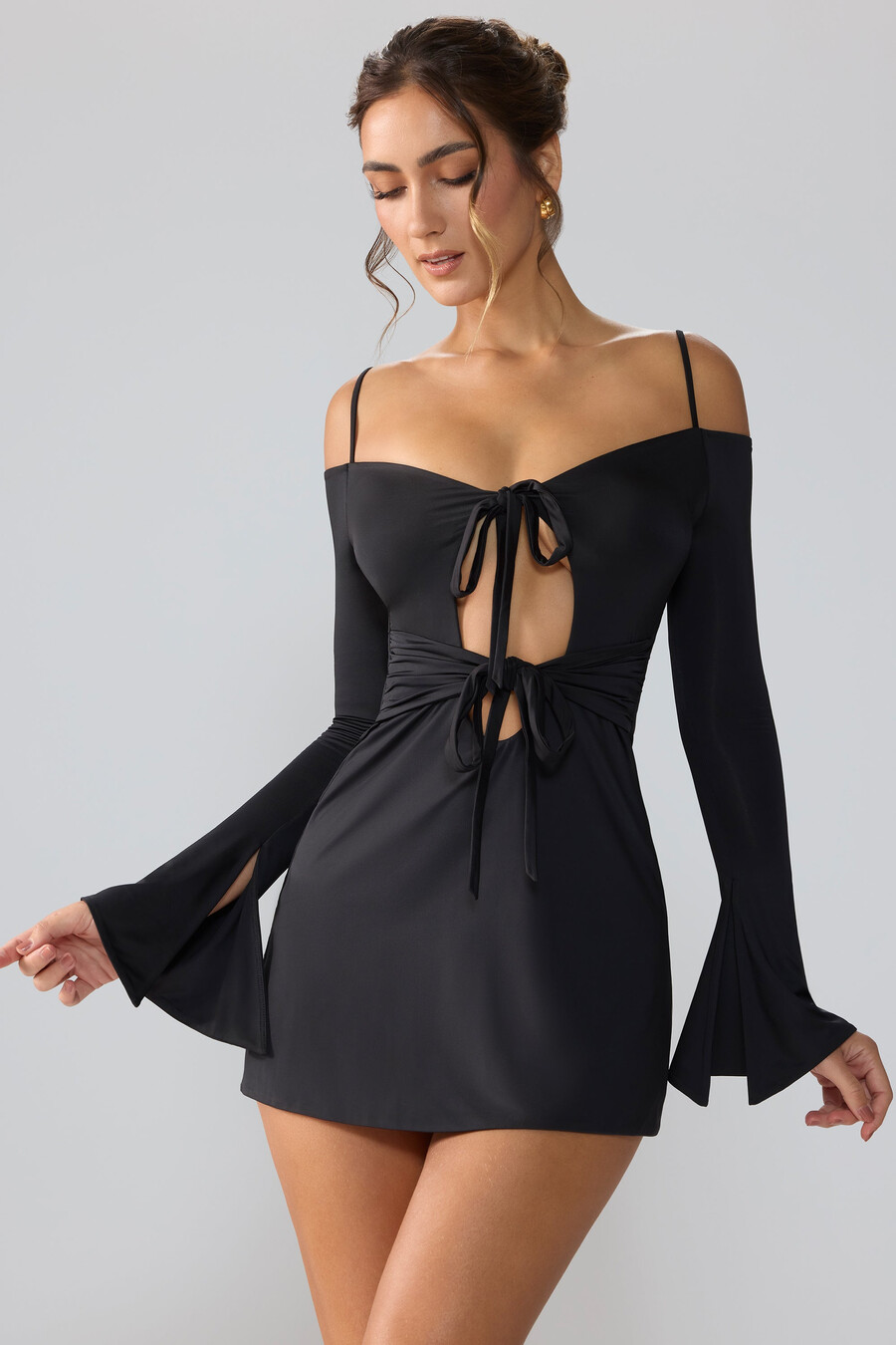 vestido curto de malha esvoaçante com mangas compridas e recortes na cor preta.