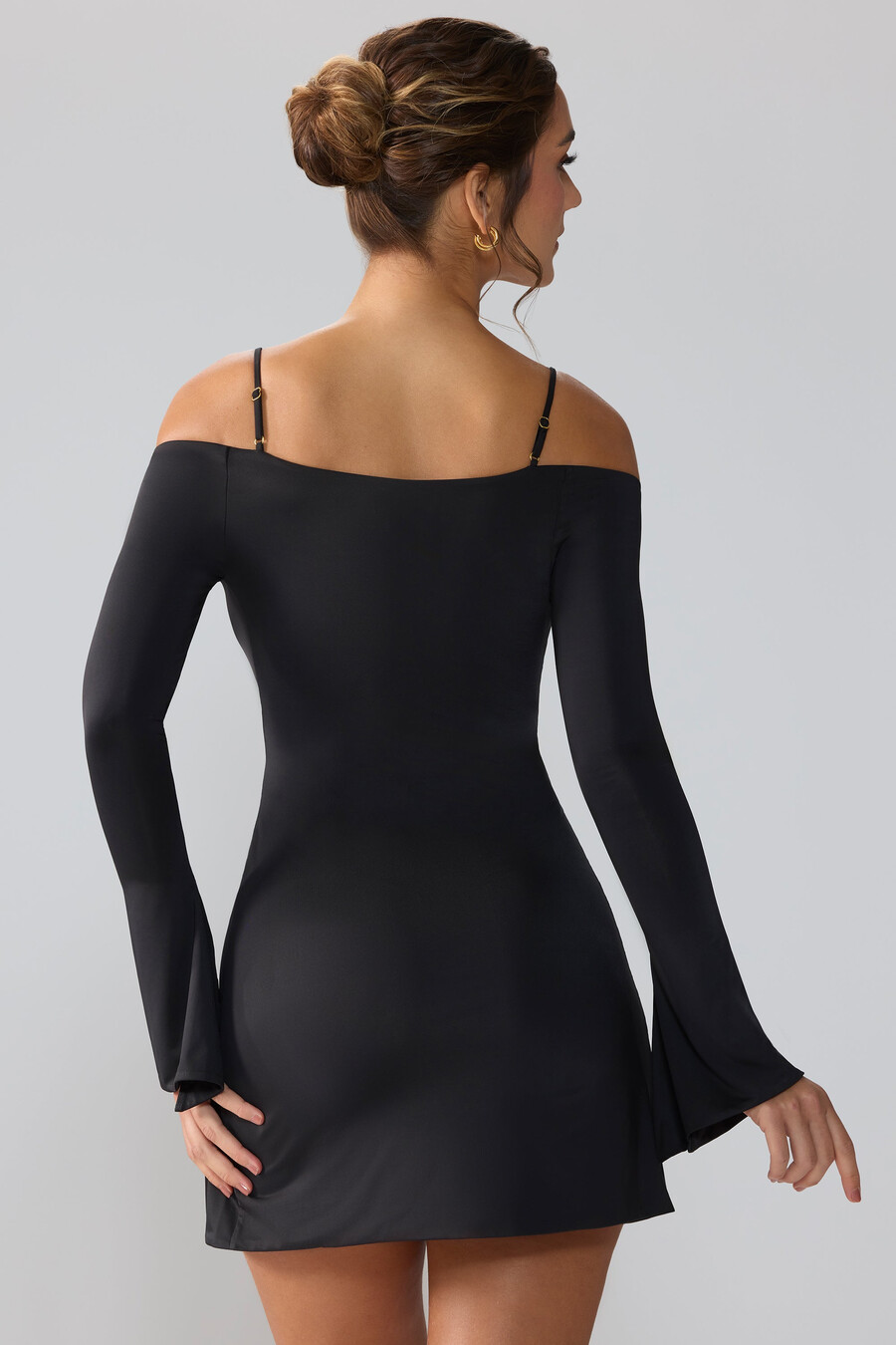 vestido curto de malha esvoaçante com mangas compridas e recortes na cor preta.