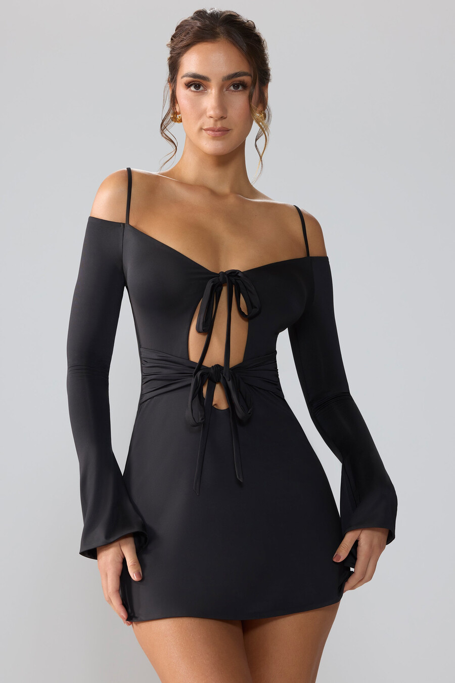 vestido curto de malha esvoaçante com mangas compridas e recortes na cor preta.