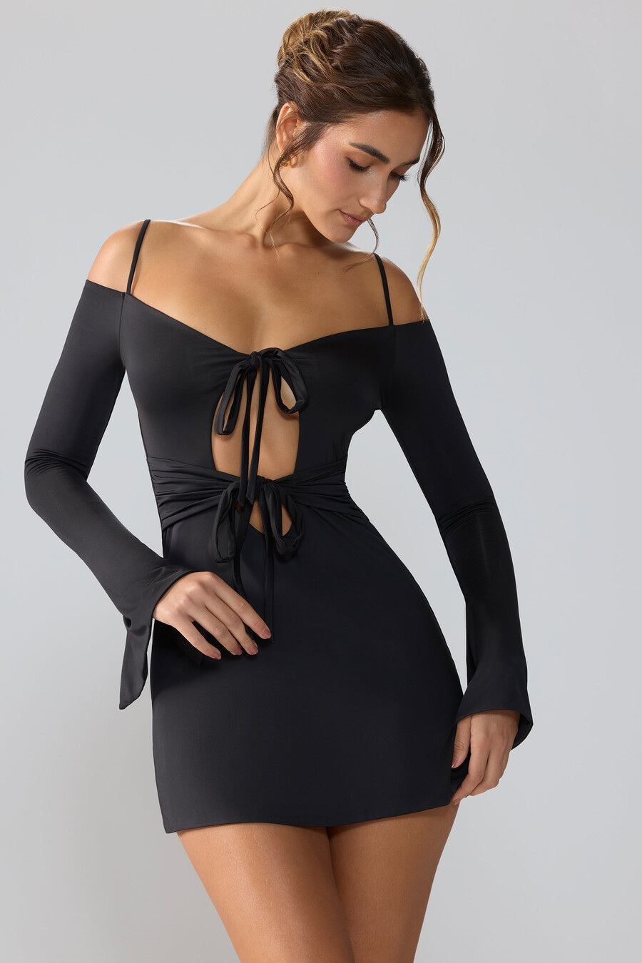 vestido curto de malha esvoaçante com mangas compridas e recortes na cor preta.
