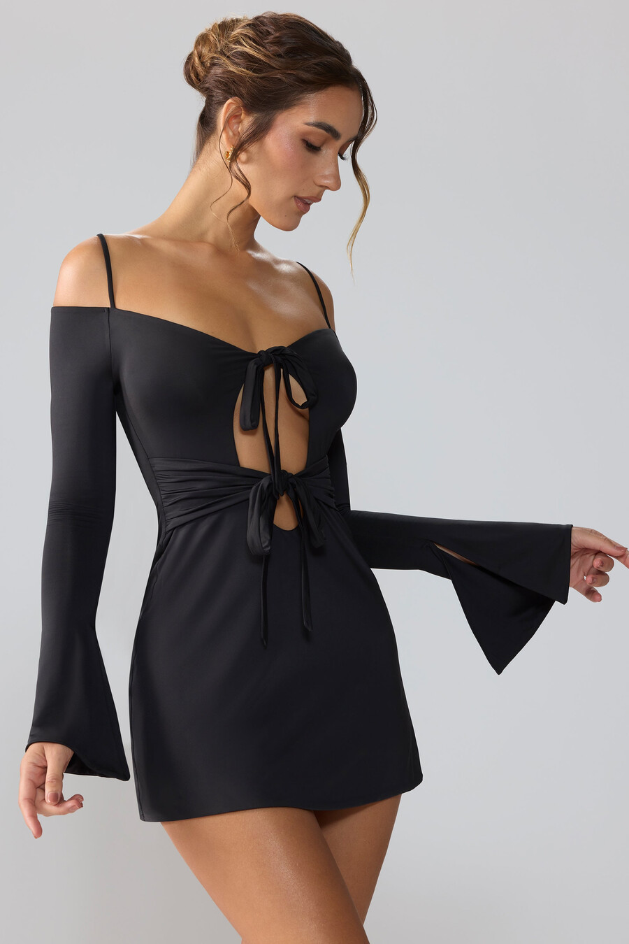 vestido curto de malha esvoaçante com mangas compridas e recortes na cor preta.