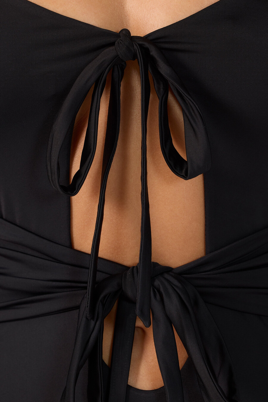 vestido curto de malha esvoaçante com mangas compridas e recortes na cor preta.