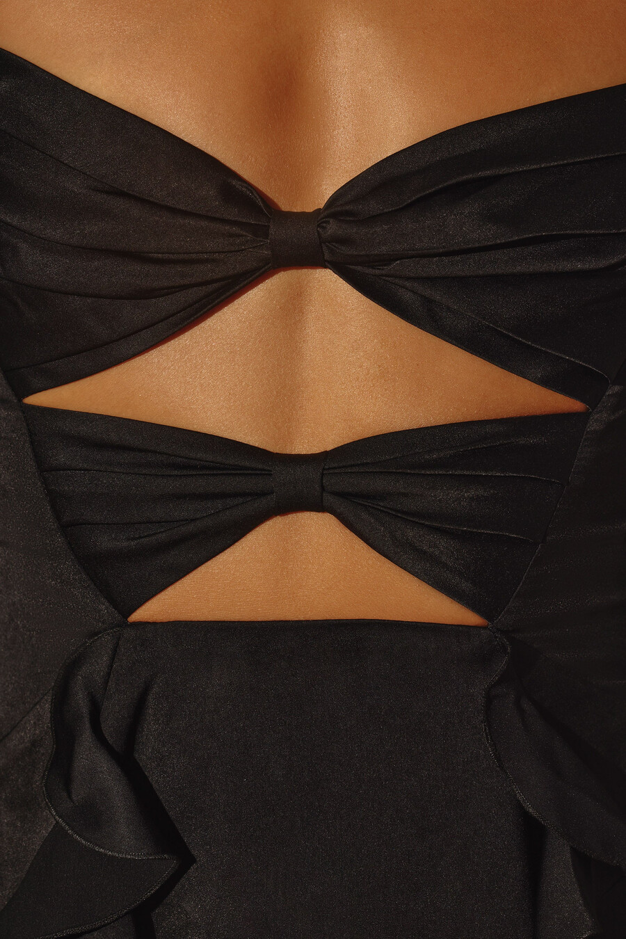 vestido curto preto com laço e mangas compridas