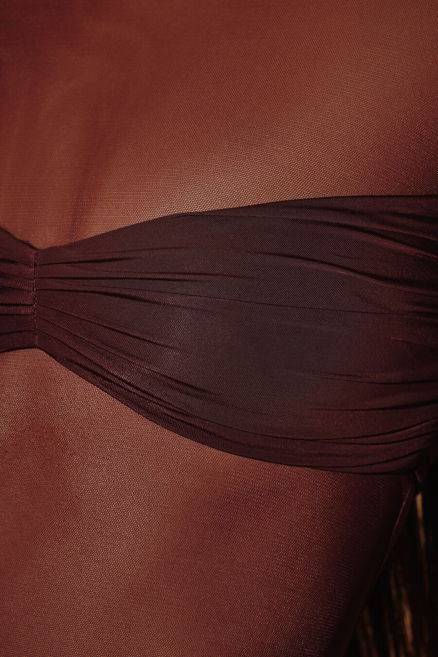 vestido curto de manga comprida com painéis transparentes na cor marrom.
