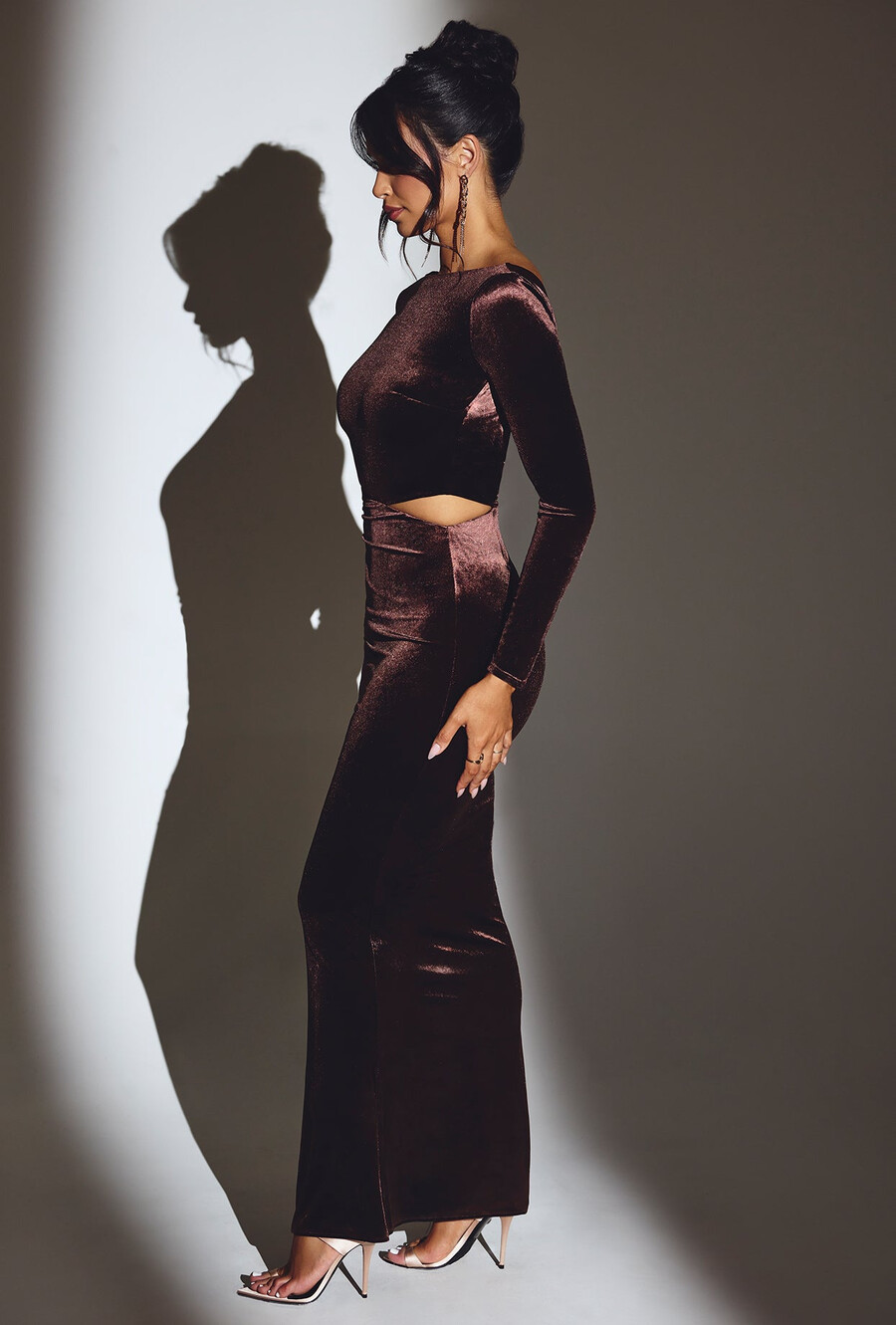 vestido longo de veludo com mangas compridas na cor marrom chocolate.