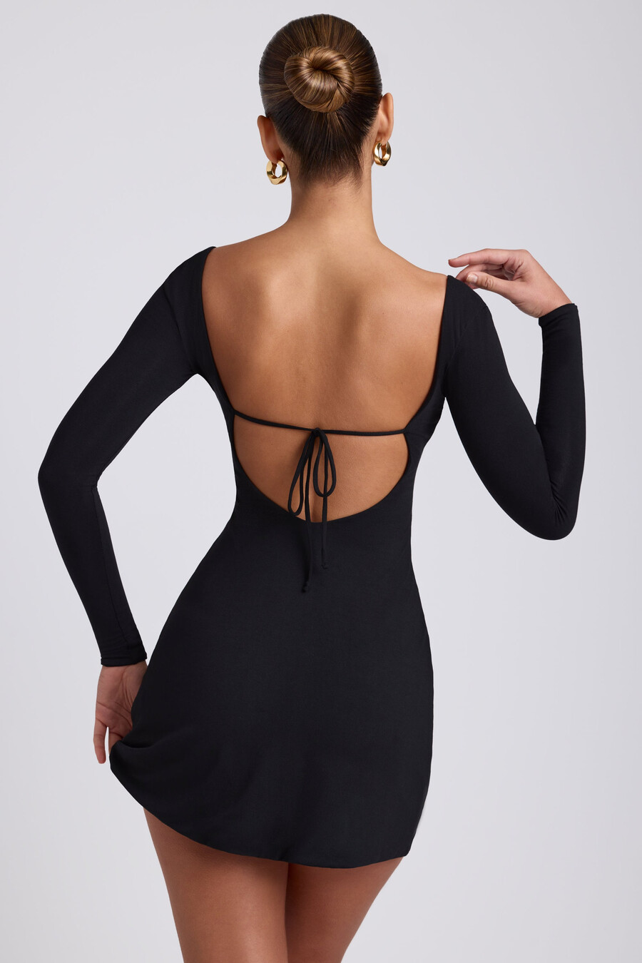 vestido curto de manga comprida com decote quadrado em modal na cor preta.