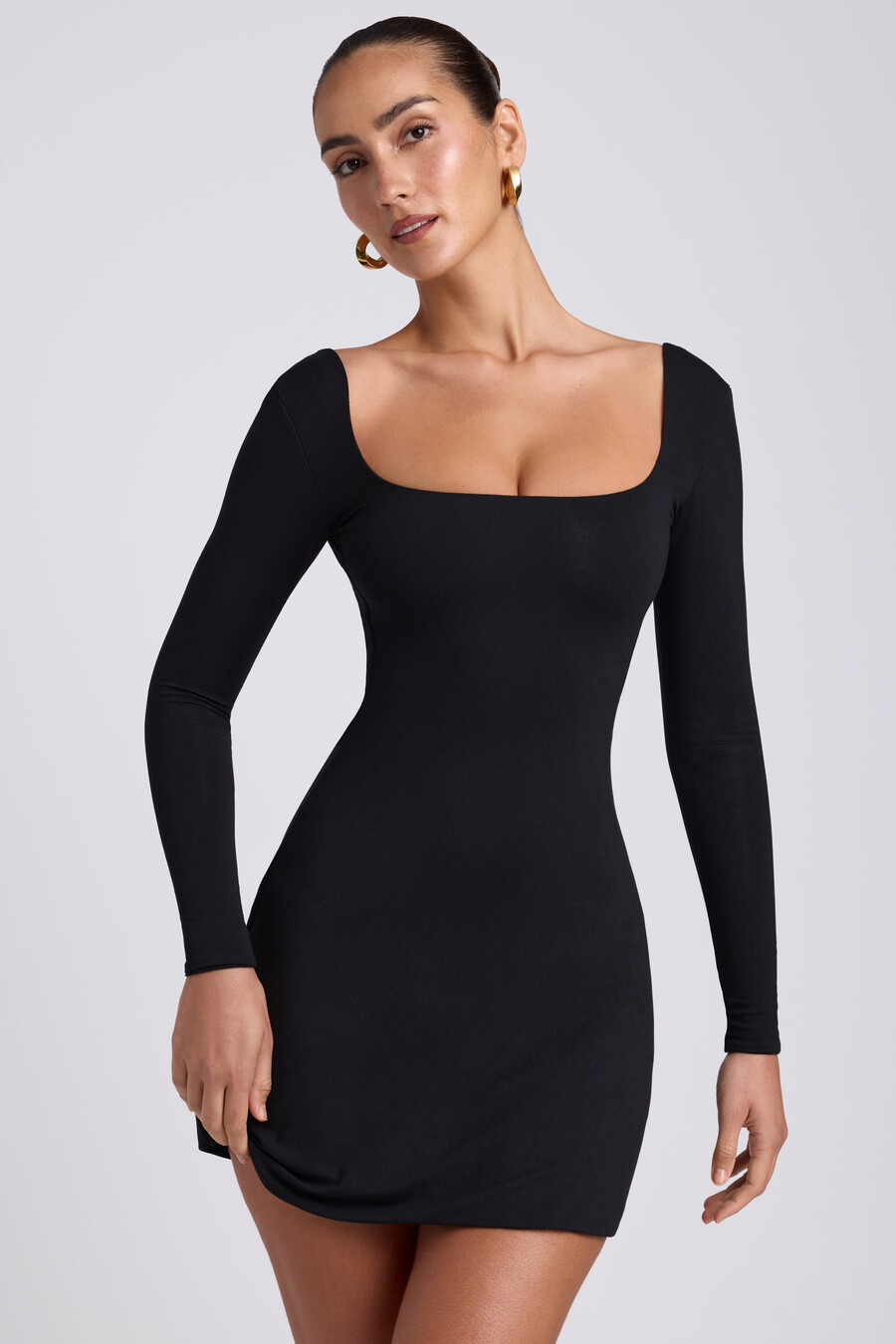 vestido curto de manga comprida com decote quadrado em modal na cor preta.