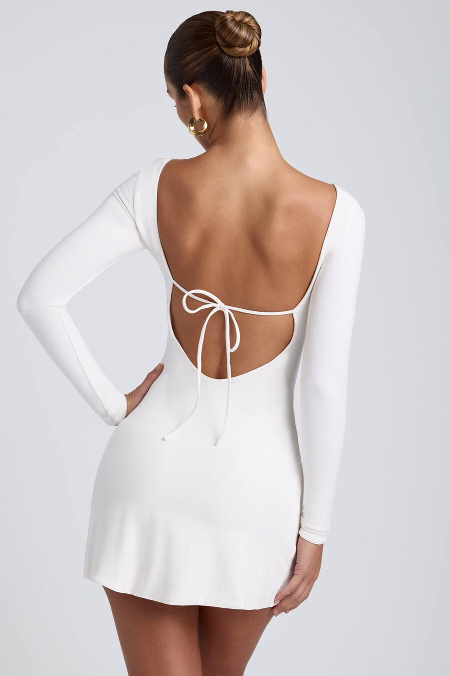 vestido curto de manga comprida com decote quadrado em modal branco.