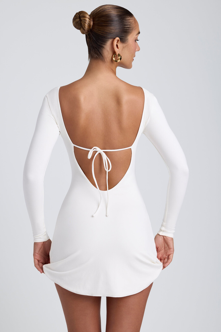 vestido curto de manga comprida com decote quadrado em modal branco.