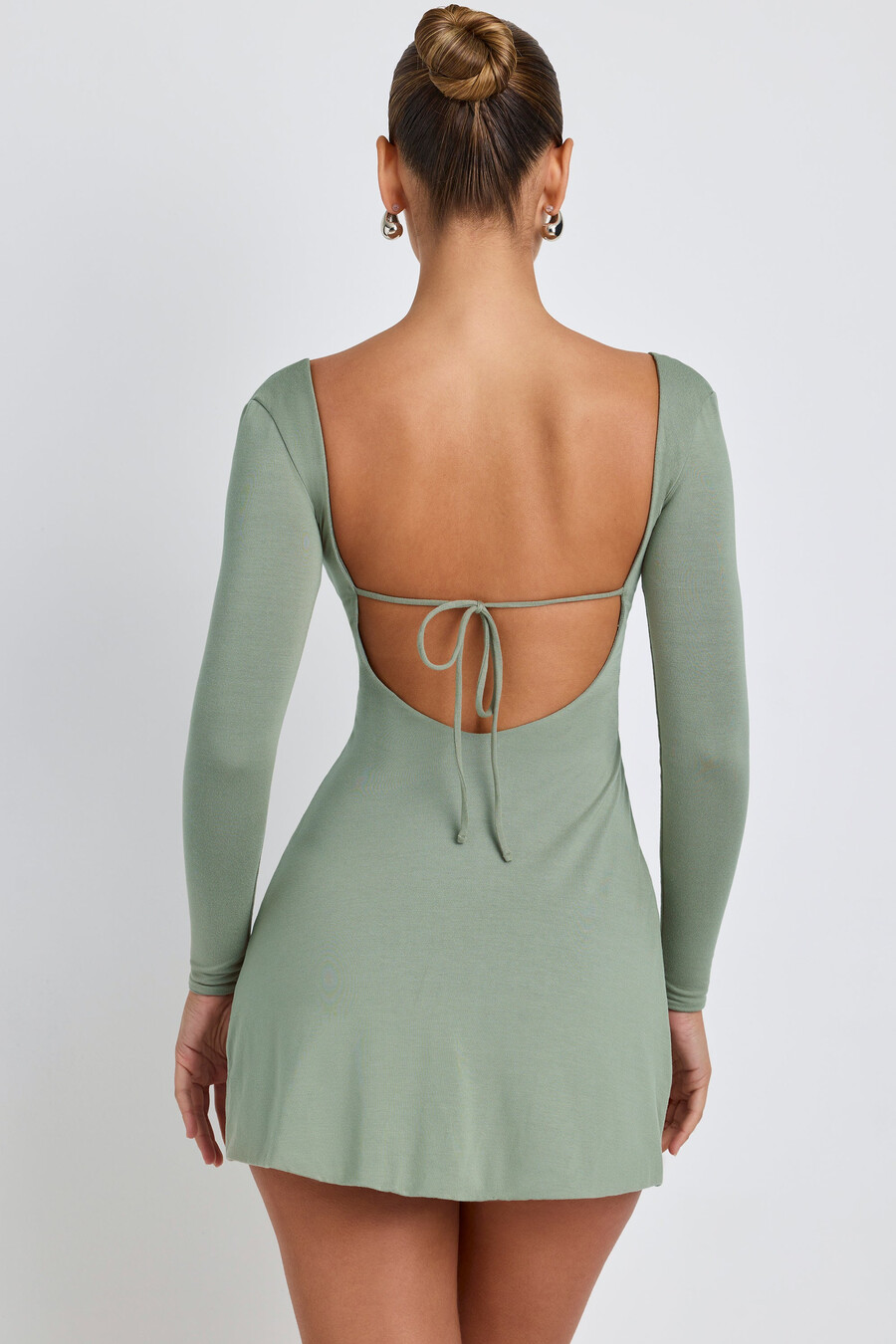 vestido curto de manga comprida com decote quadrado em modal na cor verde sálvia.
