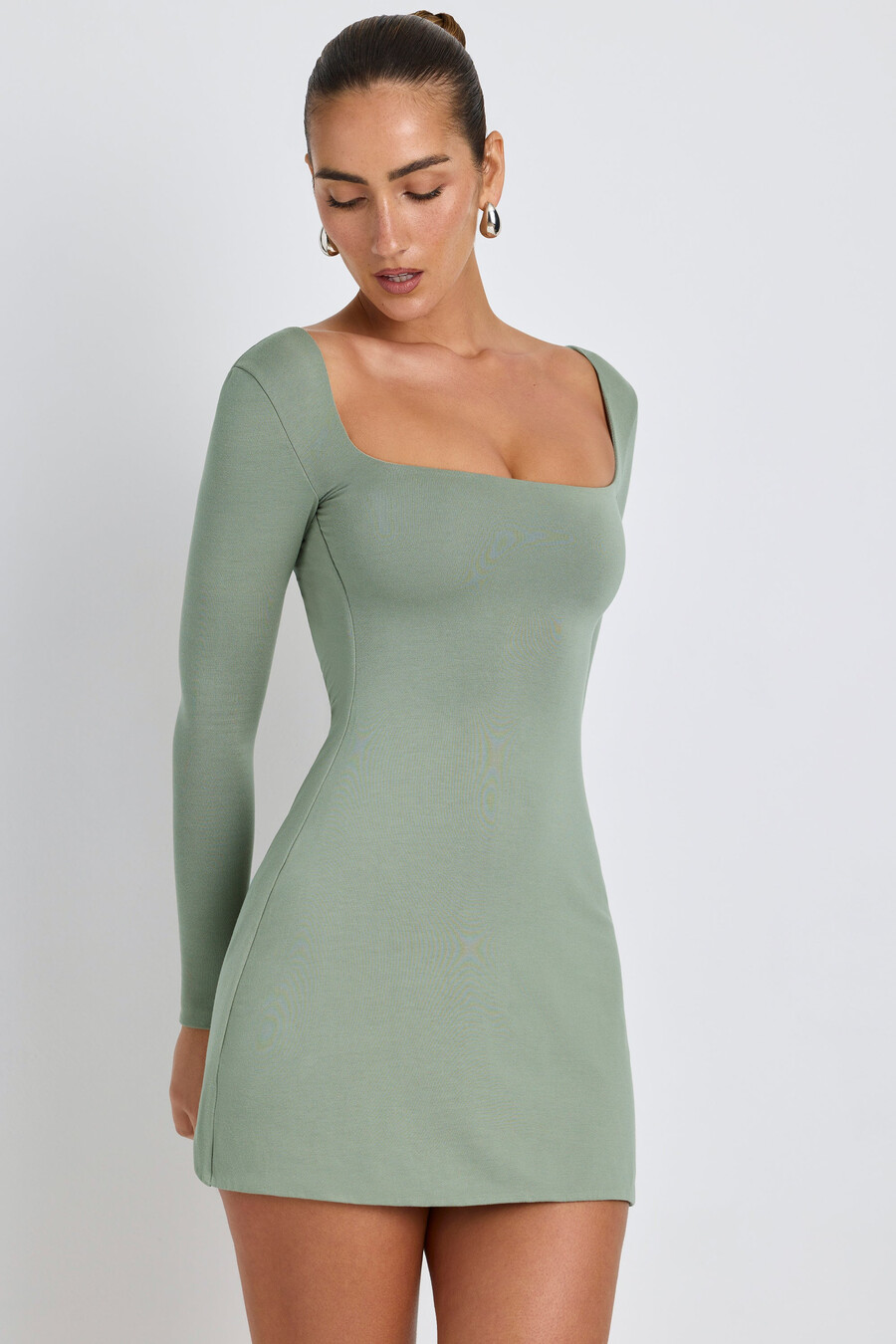 vestido curto de manga comprida com decote quadrado em modal na cor verde sálvia.