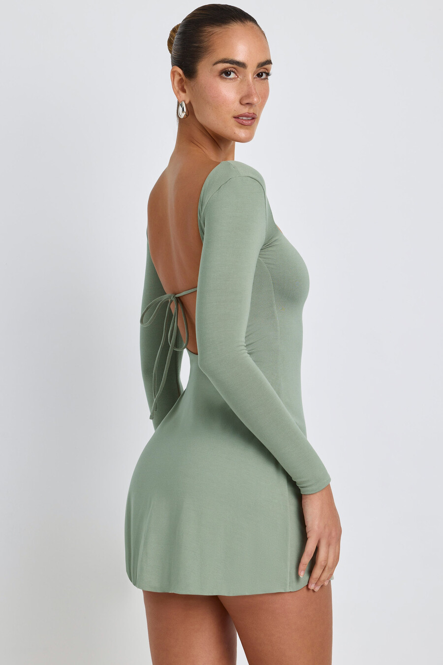 vestido curto de manga comprida com decote quadrado em modal na cor verde sálvia.