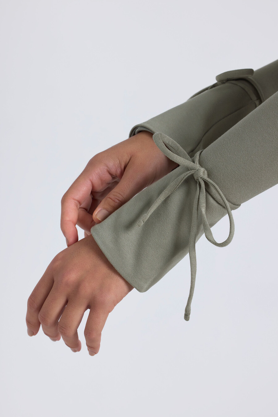vestido midi de modal com decote quadrado na cor verde sálvia.