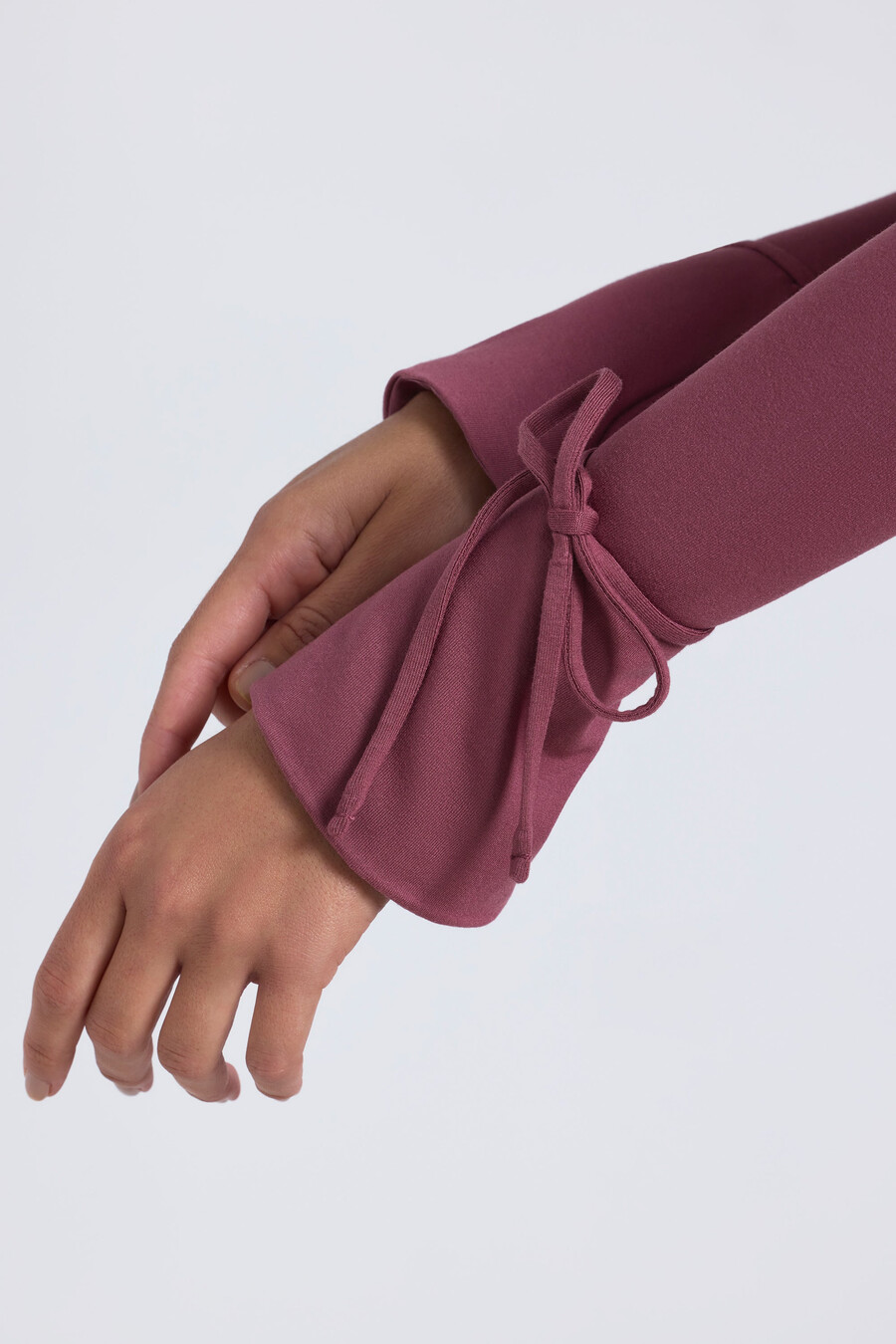vestido midi de modal com decote quadrado na cor ameixa.