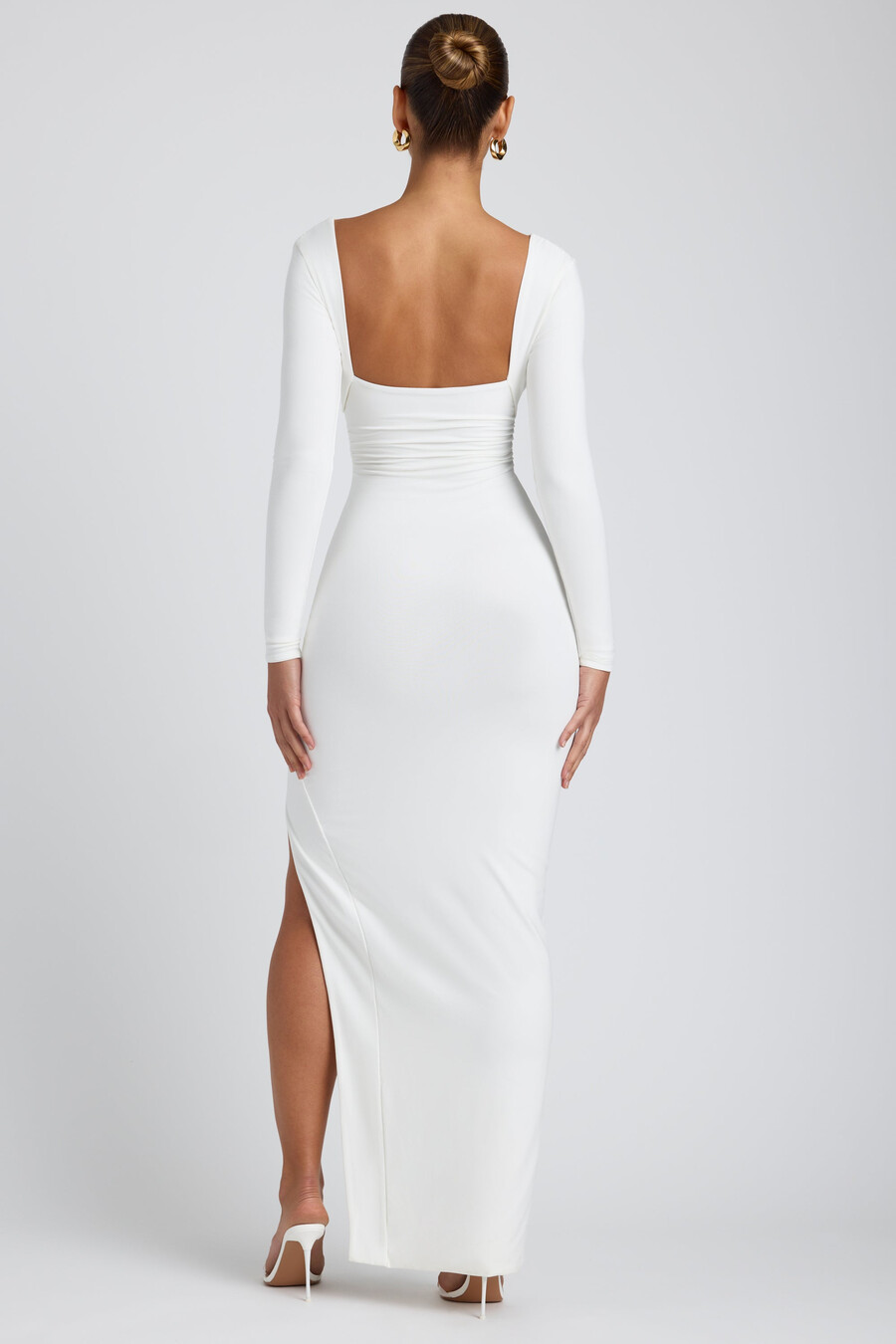 vestido longo de manga comprida com decote profundo em modal na cor branca.