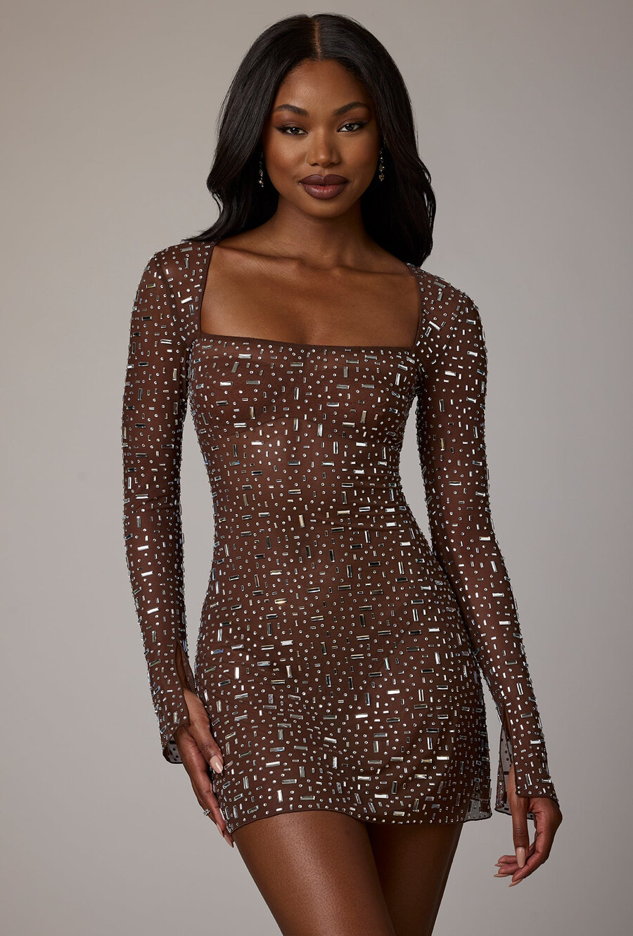 vestido curto evasê de manga comprida com detalhes transparentes na cor cacau escuro.