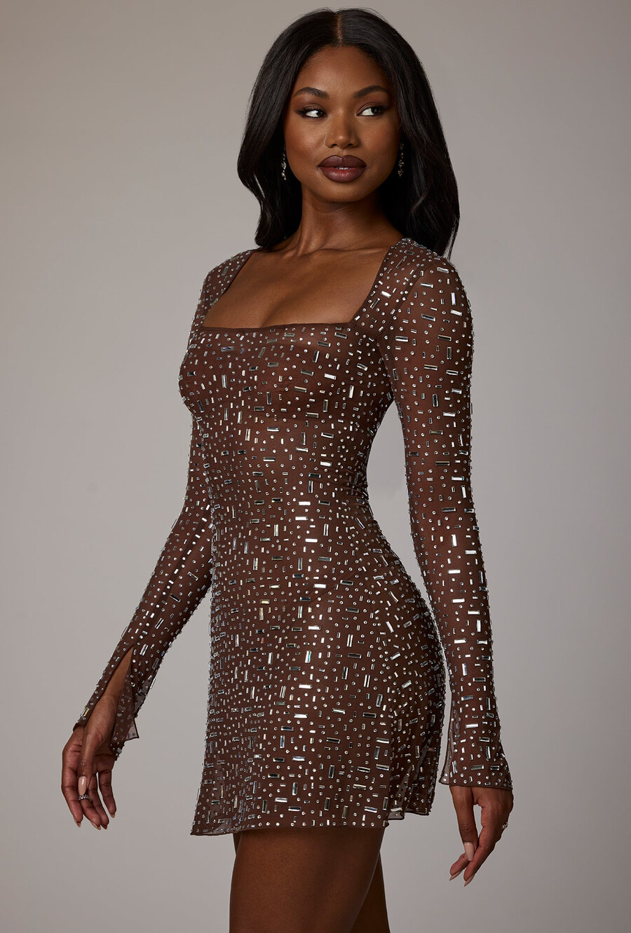 vestido curto evasê de manga comprida com detalhes transparentes na cor cacau escuro.