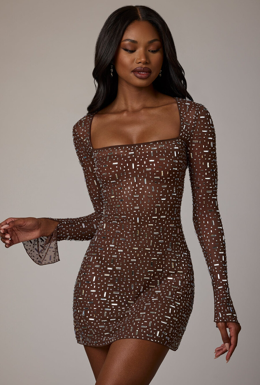 vestido curto evasê de manga comprida com detalhes transparentes na cor cacau escuro.