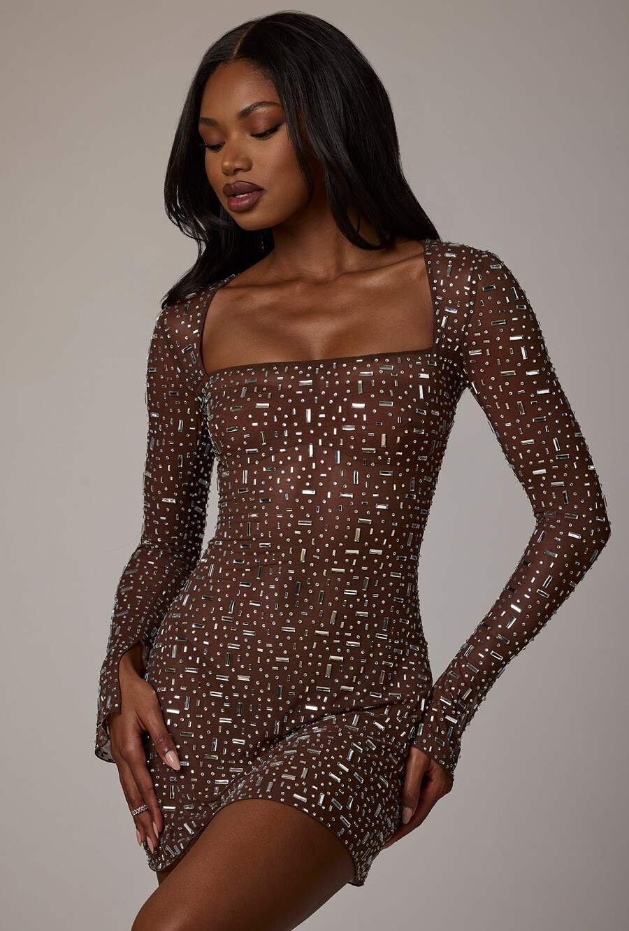 vestido curto evasê de manga comprida com detalhes transparentes na cor cacau escuro.