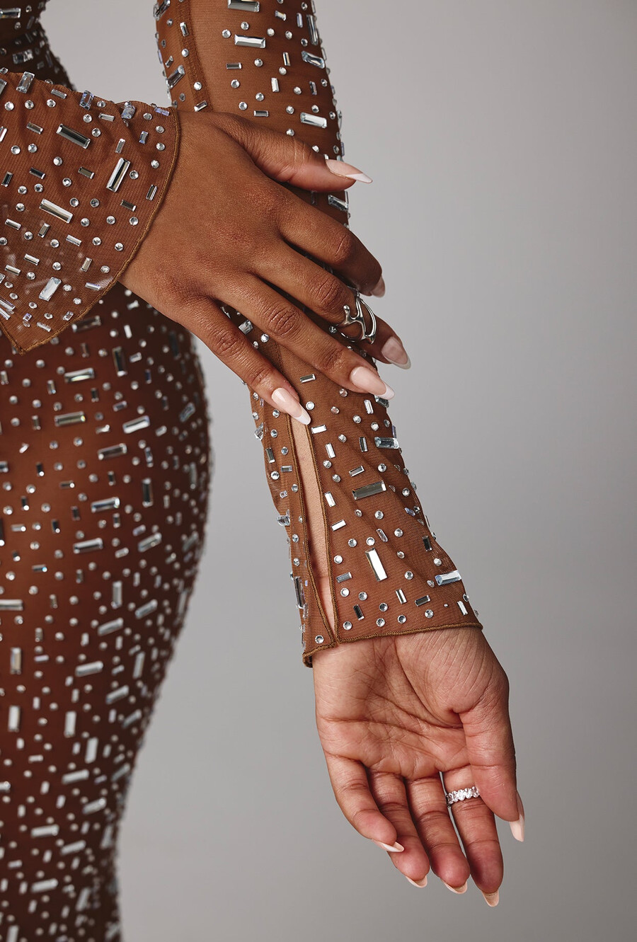 vestido de noite longo transparente com detalhes bordados na cor mocha.