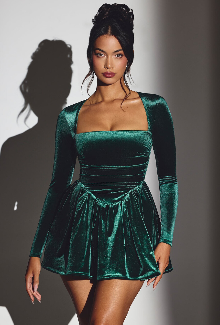 vestido curto de veludo com corpete e mangas compridas na cor verde esmeralda