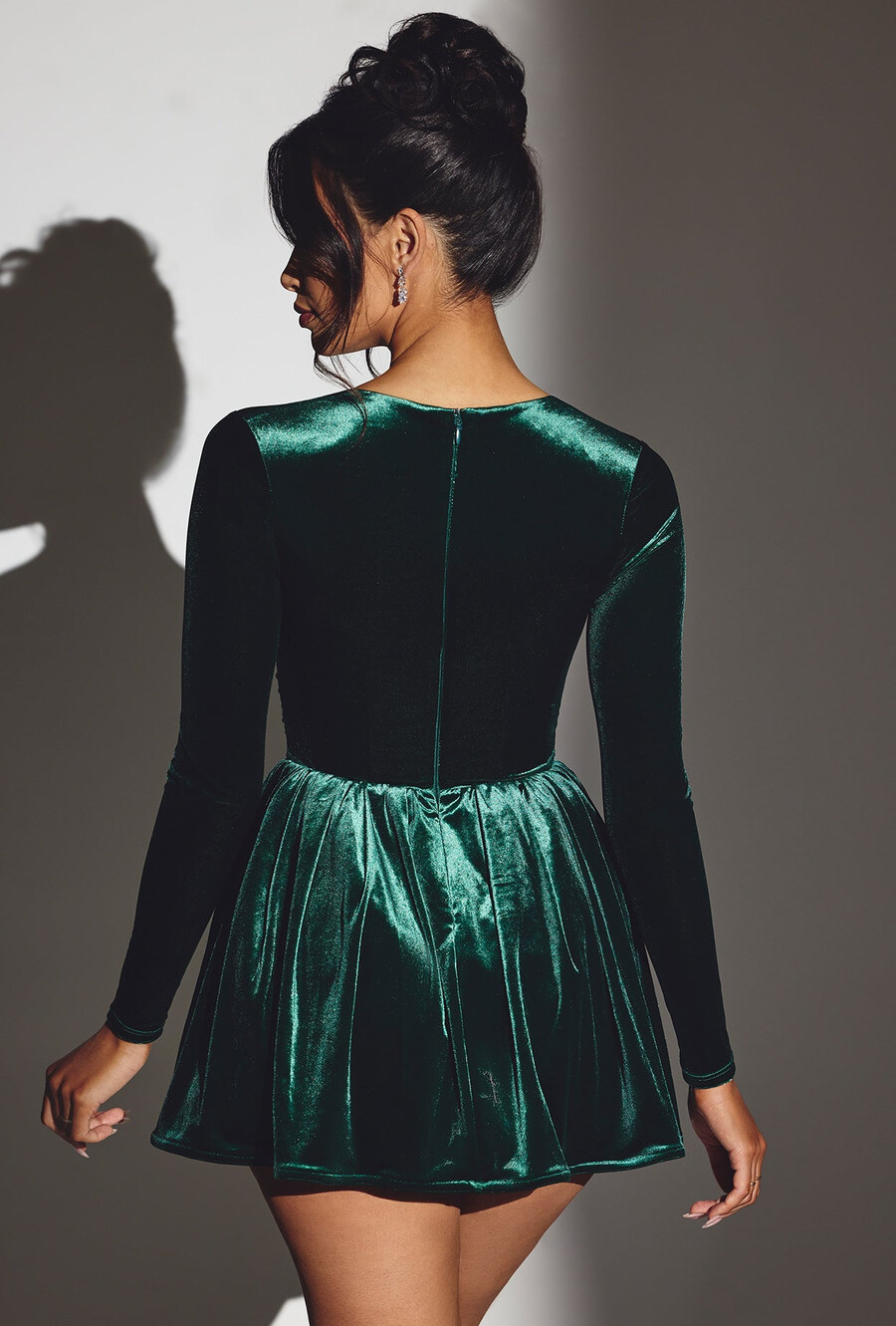 vestido curto de veludo com corpete e mangas compridas na cor verde esmeralda