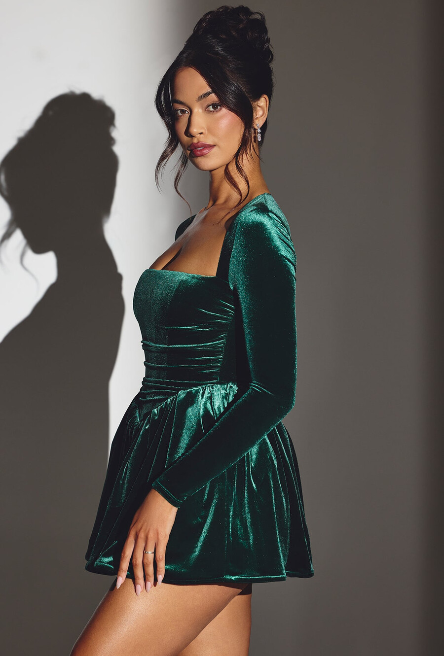 vestido curto de veludo com corpete e mangas compridas na cor verde esmeralda
