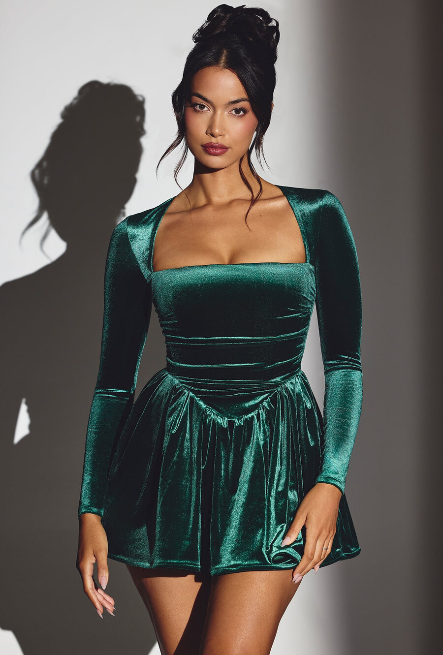 vestido curto de veludo com corpete e mangas compridas na cor verde esmeralda
