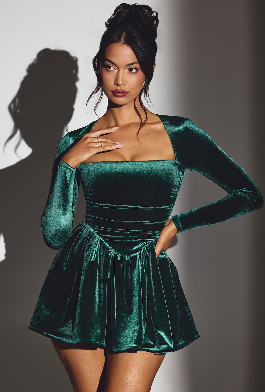 vestido curto de veludo com corpete e mangas compridas na cor verde esmeralda