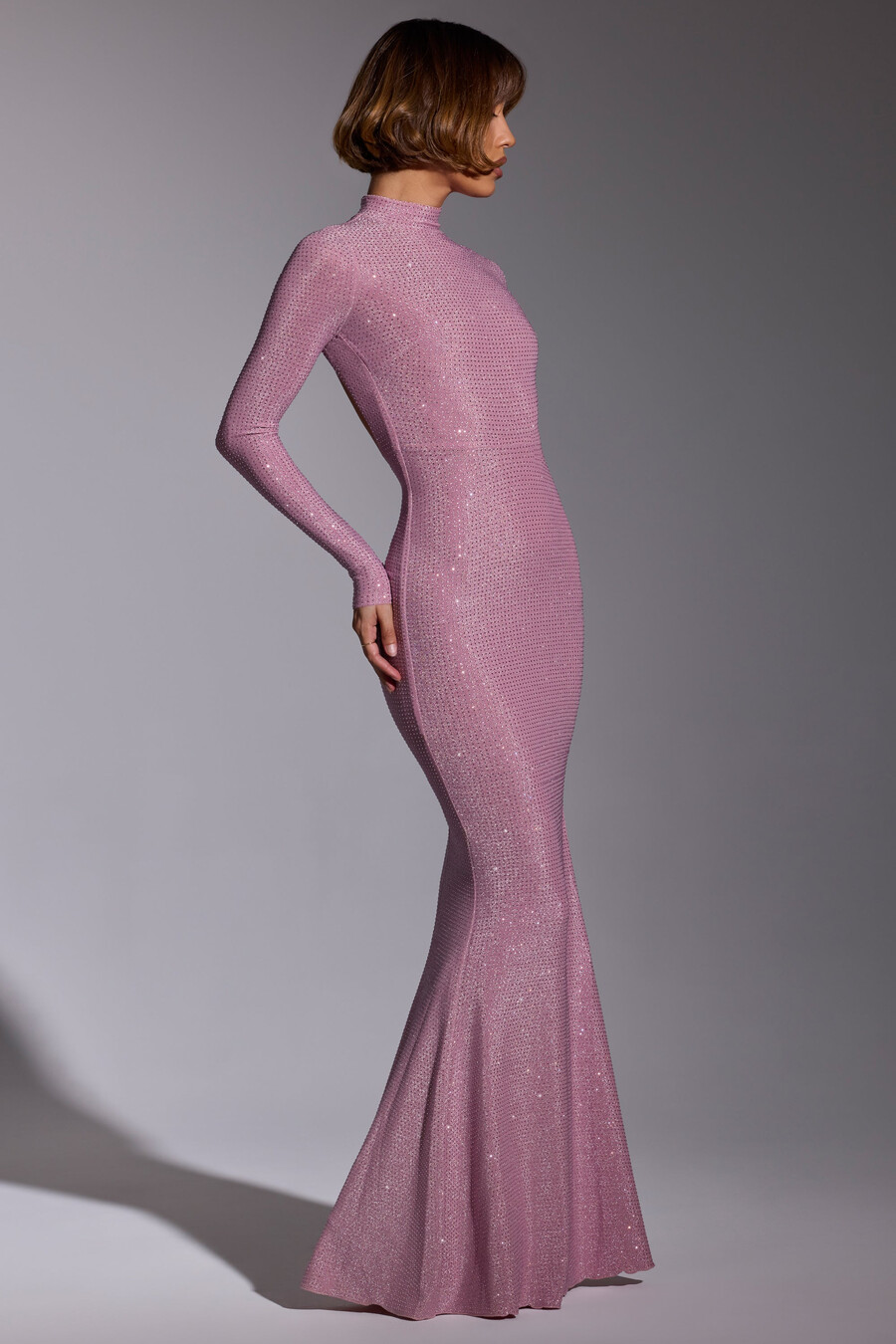 vestido de noite longo com mangas compridas e detalhes bordados em rosa claro.